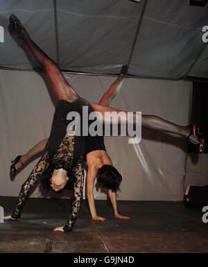 POUR /. Des danseurs se produisent lors de l'allumage des lumières de Noël Covent Garden. Banque D'Images