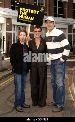 Chevy Chase (à droite), Kate Allen (directrice d'Amnesty International au Royaume-Uni) et Seth Green lors d'une séance photo à la veille du concert de bal du policier secret - qui lance la semaine « protéger l'homme » d'Amnesty International - à l'extérieur du Drill Hall dans le centre de Londres. Banque D'Images