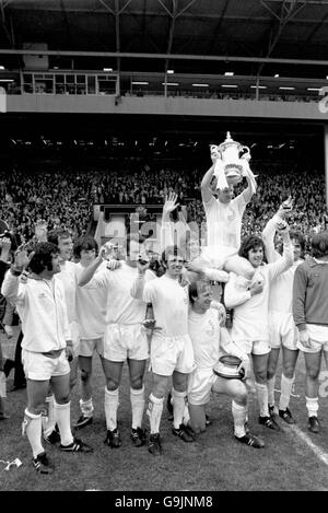 Leeds United fêtent avec le trophée après leur victoire de 1-0 : (l-r) Mick Bates, Paul Madeley, Eddie Gray, Paul Reaney, Johnny Giles, Allan Clarke, Jack Charlton, Billy Bremner (avec FA Cup), Peter Lorimer, Norman Hunter et David Harvey Banque D'Images