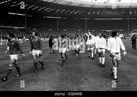 Les deux équipes marchent sur le terrain de Wembley avant le match Banque D'Images