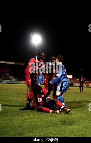 Darran Hay de Stevenage Borough s'adresse à Trinidad Et Dennis Lawrence (l) et Angus Eve (cen) de Tobago après Il a hissée Brent Sancho (sol) pendant le match amical Banque D'Images