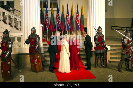 La reine Elizabeth II de Grande-Bretagne, aux côtés du duc d'Édimbourg, sourit alors qu'elle est reçue au Palais présidentiel par le président de Lituanie, Valdas Adamkus, et sa femme, Alma.Ils assisteront à un banquet d'État, dans la capitale, Vilnius, Lituanie. Banque D'Images