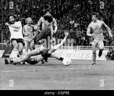 La Ricardo Villa de Tottenham Hotspur (l) glisse le ballon devant Manchester Tommy Caton de la ville (coulissant) Et le gardien de but Joe Corrigan (c) pour marquer le but gagnant Banque D'Images