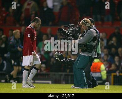 Le capitaine Wayne Rooney de Manchester United est suivi d'une télévision camera homme comme la marche de la joie après la victoire Contre le FC Copenhague Banque D'Images