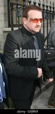 Le leader de U2 Bono quitte la High court à Dublin, après avoir témoigné lors d'un appel lancé par l'ancien styliste de groupes pour garder le chapeau Stetson, affirme-t-elle que le groupe lui a donné. Banque D'Images