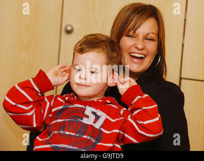 Paula Smith et son fils Jordan, quatre ans, assistent à une conférence de presse à l'hôtel Palace de Peterhead, en Écosse, après que son mari, Paul, ait été libéré après avoir été pris en otage au Nigeria. Banque D'Images