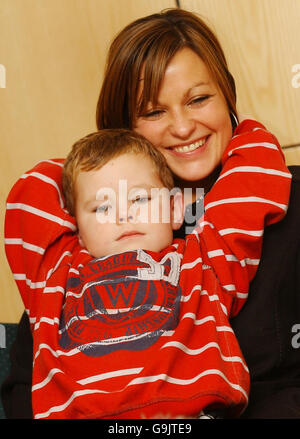 Les travailleurs du pétrole kidnappés accueil retour Banque D'Images