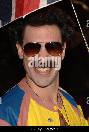 Sacha Baron Cohen comme Borat arrive sur le tapis rouge pour la première du film Borat. Photo Date: 25/10/2006. Le crédit photo devrait se lire comme suit : Ian West/PA. Banque D'Images