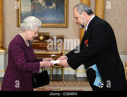 La reine Elizabeth II de Grande-Bretagne reçoit l'ambassadeur de Belgique, M. Jean-Michel Veranneman, au Palais de Buckingham, à Londres. Banque D'Images