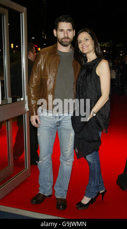 Eric Bana et sa femme Rebecca Gleeson arrivent pour le Times Gala screening de Bobby, à l'Odeon West End dans le centre de Londres. Banque D'Images