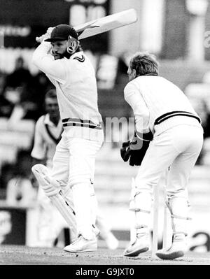 Cricket - NatWest Trophée - semi finale - Surrey contre Middlesex.Alan Butcher de Surrey (l) fixe un single en route pour marquer 53 points Banque D'Images