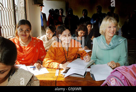 La duchesse de Cornwall est assise avec des élèves dans une salle de classe lors d'une visite à l'école Fatima Jinnah à Rafilpindi, au Pakistan. Banque D'Images