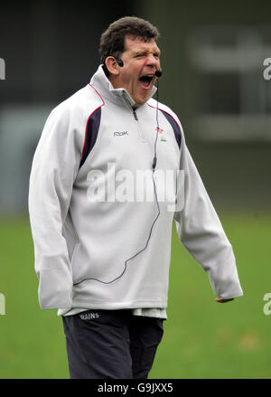 Rugby Union - session d'entraînement au pays de Galles - Sophia Gardens.Gareth Jenkins, entraîneur du pays de Galles, lors d'une séance de formation à l'Institut du sport du pays de Galles, Sophia Gardens. Banque D'Images