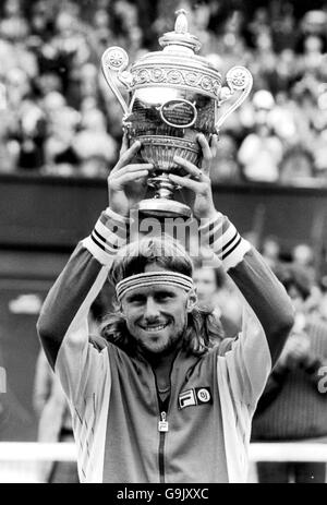 Bjorn Borg célèbre avec le trophée de championnat de singles hommes après En battant Jimmy Connors Banque D'Images