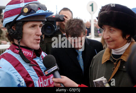 Le jockey Tony McCoy parle aux médias, tandis que l'entraîneur Henrietta Knight (à droite) écoute l'hippodrome d'Exeter. Banque D'Images