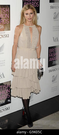 Laura Bailey arrive pour les British Fashion Awards 2006 au Victoria & Albert Museum à l'ouest de Londres. Banque D'Images