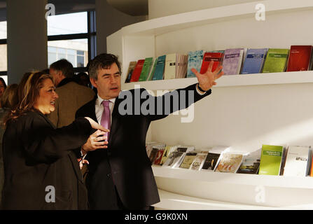 Gordon Brown official ouvre la cinquième Maggie's Cancer Caring Center Banque D'Images