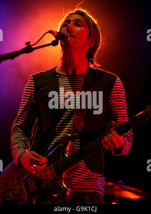 War Child Charity, Londres. Alimenteur au Camden Roundhouse, dans le nord de Londres. Banque D'Images