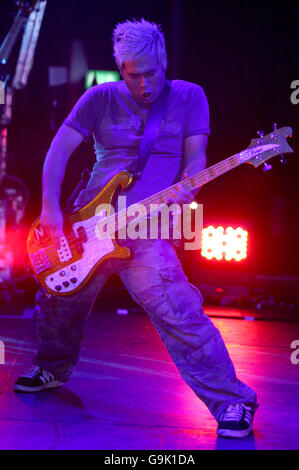 War Child Charity - Londres. Alimenteur au Camden Roundhouse, dans le nord de Londres. Banque D'Images