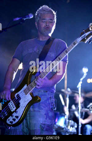 War Child Charity - Londres. Alimenteur au Camden Roundhouse, dans le nord de Londres. Banque D'Images