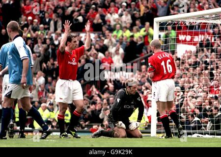 L-r ; Carlo Nash, gardien de but de Manchester City, semble abattu alors que Gary Neville, de Manchester United, célèbre après que Teddy Sheringham ait obtenu le premier but de la place de pénalité Banque D'Images