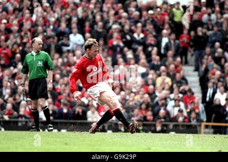 Football - FA Carling Premiership - Manchester United / Manchester City.Teddy Sheringham de Manchester United marque le but d'ouverture de la zone de pénalité contre Manchester City Banque D'Images