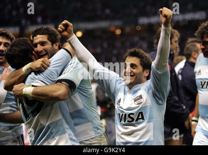 Augustin Pichot, la moitié de la mêlée Argentine, célèbre la victoire sur l'Angleterre après le match international de Twickenham, Londres. Banque D'Images