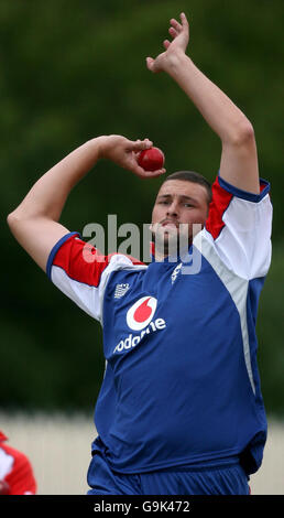 Steve Harmison, de l'Angleterre, s'est envolmé pendant une séance d'entraînement de filets à l'Adelaide Oval, à Adélaïde, en Australie. Banque D'Images