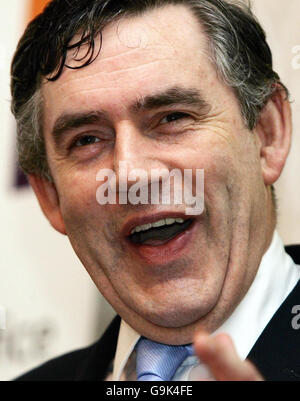 Gordon Brown, chancelier de l'Échiquier, s'adresse aux délégués lors d'un petit-déjeuner de travail au 11 Downing Street, à Londres, lors du lancement d'une initiative d'entreprise sociale. Banque D'Images