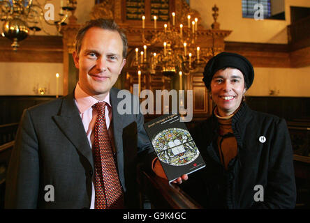 Directeur général de English Heritage, Simon Thurley (à gauche) avec l'auteur du nouveau Guide du patrimoine juif en Angleterre, Sharman Kadish à la synagogue Bevis Marks à Londres, la plus ancienne synagogue d'Angleterre datant de 1701. Banque D'Images