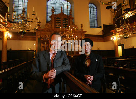 Directeur général de English Heritage, Simon Thurley (à gauche) avec l'auteur du nouveau Guide du patrimoine juif en Angleterre, Sharman Kadish à la synagogue Bevis Marks à Londres, la plus ancienne synagogue d'Angleterre datant de 1701. Banque D'Images