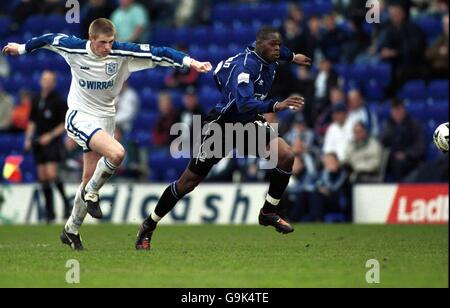 Le Marlon Harewood de la forêt de Nottingham s'éloigne de Richard de Tranmere Rovers Hinds pour marquer son deuxième but Banque D'Images