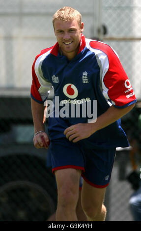 Cricket - Ashes Tour - Angleterre entraînement - Mardi - le Gabba.Le capitaine d'Angleterre Andrew Flintooff sourit alors qu'il se présente pour se faire du bol lors d'une séance d'entraînement au filet à Gabba, Brisbane, en Australie. Banque D'Images