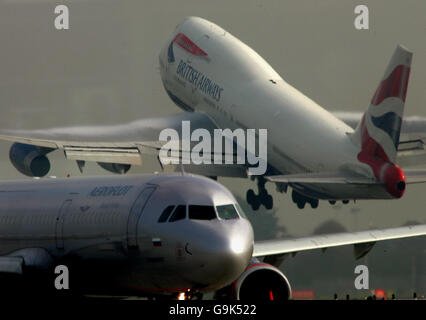 Un avion de British Airways passe devant un avion Aeroflot à l'aéroport de Heathrow. Banque D'Images