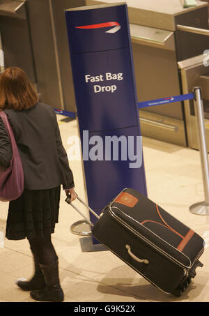 Aéroport de Heathrow.Enregistrement dans la zone BA du terminal 1 de l'aéroport de Heathrow. Banque D'Images