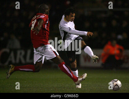 Isaac Osbourne de Crewe (à gauche) et Kieran Richardson de Manchester United lors du troisième tour de la Carling Cup à Gresty Road, Crewe. Banque D'Images