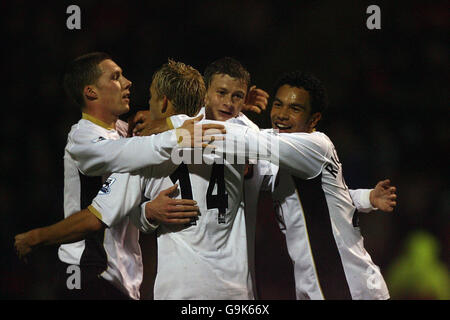 Ole Gunnar Solskjaer de Manchester United célèbre son but contre Crewe avec Kieran Richardson et Alan Smith lors de la troisième manche de la Carling Cup à Gresty Road, Crewe. Banque D'Images