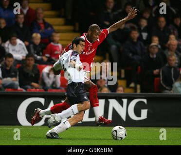 Football - Carling Cup - troisième tour - Charlton Athletic / Bolton Wanderers - The Valley.Tal Ben Haim de Bolton Wanderers et Marcus Bent de Charlton Athletic combattent pour le ballon Banque D'Images