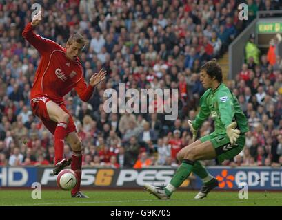 Football - FA Barclays Premiership - Liverpool / Aston Villa - Anfield.Thomas Sorensen, gardien de but d'Aston Villa, et Peter Crouch de Liverpool. Banque D'Images