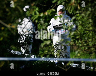 Des policiers ont fouiller la région où un corps a été trouvé hier après-midi sur des terrains de jeu à la Allington Community Association à Allington, près de Maidstone, dans le Kent. Banque D'Images