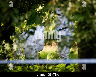 Des policiers ont fouiller la région où un corps a été trouvé hier après-midi sur des terrains de jeu à la Allington Community Association à Allington, près de Maidstone, dans le Kent. Banque D'Images