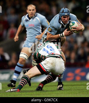 Rugby Union - Heineken Cup - Cardiff Blues / Leicester Tigers.Scott Morgan, de Cardiff, est attaqué par Sam Vesty, de Leicester, lors de la Heineken Cup, qui se dispute quatre matchs au Millennium Stadium, à Cardiff. Banque D'Images