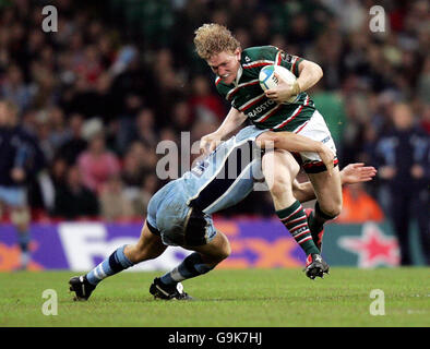 Rugby Union - Heineken Cup - Cardiff Blues / Leicester Tigers.Sam Vesty de Leicester est attaqué par Marc Stcherbina de Cardiff lors de la Heineken Cup, match de billard four au Millennium Stadium de Cardiff. Banque D'Images