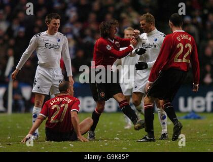 Marcus Allback du FC Copenhagen s'emboîte devant Gabriel de Manchester United Heinze Banque D'Images