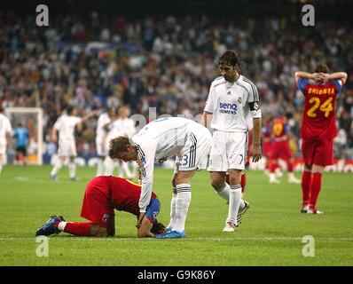 David Beckham du Real Madrid console Banel Nicolita de Steaua Bucuresti Il a marqué son propre but en doutant le Real Madrid Banque D'Images