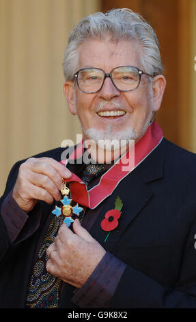 Rolf Harris, personnalité et peintre des médias australiens, avec son CBE, après l'avoir collectée auprès de la princesse royale, qui se tenait pour la reine Elizabeth II, lors d'une cérémonie d'investiture à Buckingham Palace, Londres aujourd'hui. Banque D'Images