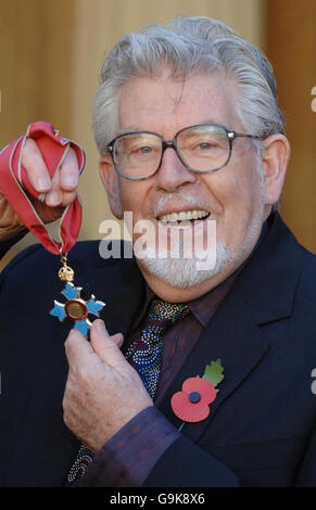 Rolf Harris, personnalité et peintre des médias australiens, avec son CBE, après l'avoir collectée auprès de la princesse royale, qui se tenait pour la reine Elizabeth II, lors d'une cérémonie d'investiture à Buckingham Palace, Londres aujourd'hui. Banque D'Images