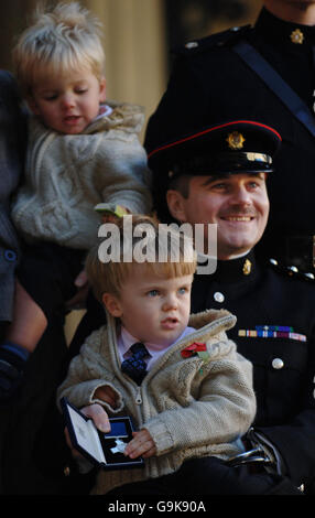 Victime d'une bombe iraquienne handicapée, le capitaine Peter Norton de la Royal Logistics Corp, après avoir reçu sa Croix de George de la princesse Royal, représentant la reine Elizabeth II, lors d'une cérémonie d'investiture à Buckingham Palace, Londres aujourd'hui. Banque D'Images