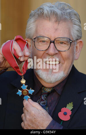 Rolf Harris, la personnalité et le peintre des médias australiens, et son CBE, après l'avoir collectée auprès de la princesse Anne, la princesse royale, qui se tenait pour la reine Elizabeth II lors d'une cérémonie d'investiture à Buckingham Palace, Londres. Banque D'Images