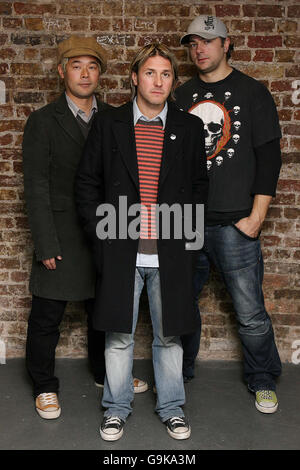 (De gauche à droite) Taka Hirose, Grant Nicholas et Mark Richardson, de la bande Feeder Backstage au Camden Round House, dans le nord de Londres. Banque D'Images